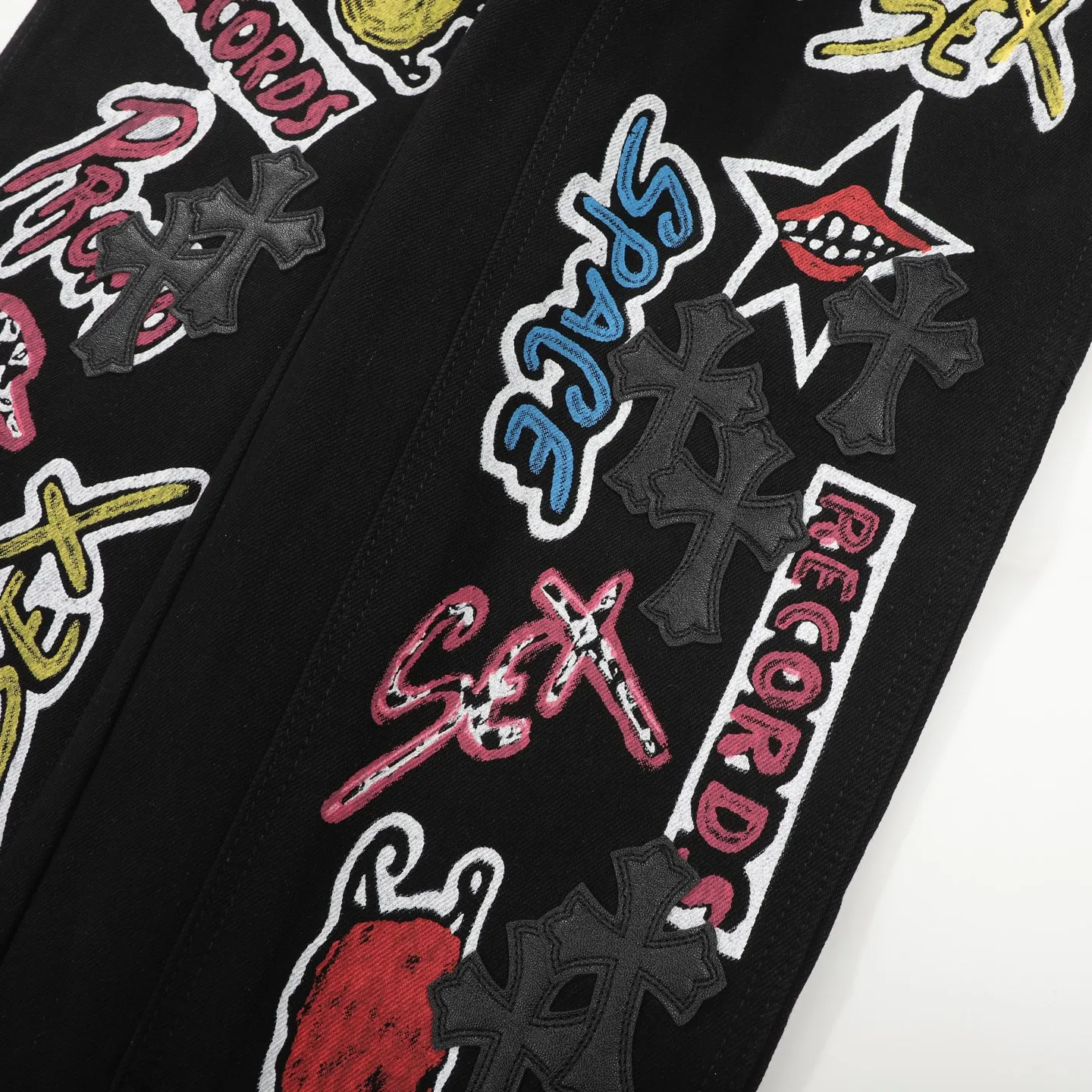 P260 Chrome Hearts Chrome Hearts black multi-element graffiti overalls Chrome Hearts clothing creative director Mattyboy Mattyboy, whose real name is Matt DiGiacomo, is a graffiti artist with a non-school background. He started to serve as the creative director of the Chrome Hearts clothing series in 2018. Since then, Chrome Hearts, which has been injected with young blood, has become popular again. Popular clothing and leather goods, especially the vintage trousers modified product line, must be pre-ordered in stores around the world. Especially patterns like Checker Ball, Checker Eyes and Smiling Lips. The fictional record company logo "SexRecords" often appears in his works, forming his unique style. "I hate humanity, but I love art. Before the end of my life, I just want to do my best to create." ----Matty Boy Mattyboy and vrigil Abloh are also very close. They are both ICONs who bring street culture into luxury accessories. Via.MattyBoy90 (IG) Size: 28/30/32/34/36 Waist: 69/74/79/84/89 Knee circumference: 50/51.5/53/54.5/56 Pants length: 102/104/106/108/110